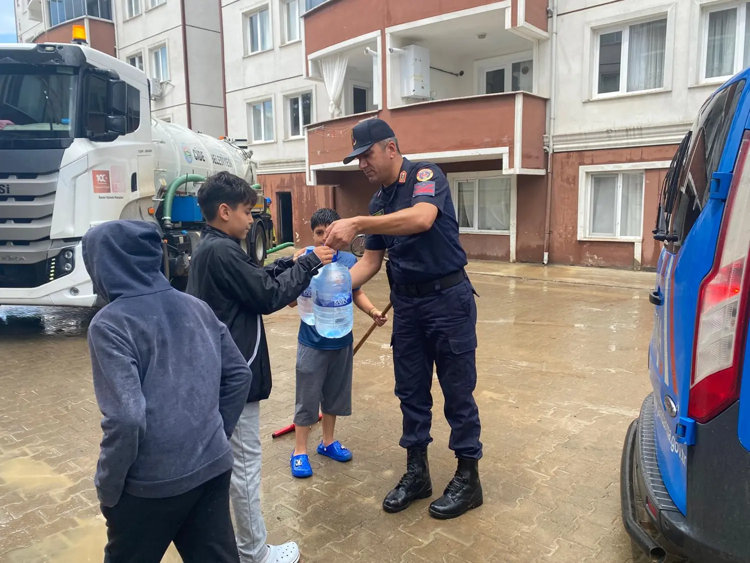Kastamonu'da yaralar sarılıyor! Cide'de 800'e yakın personel sahada