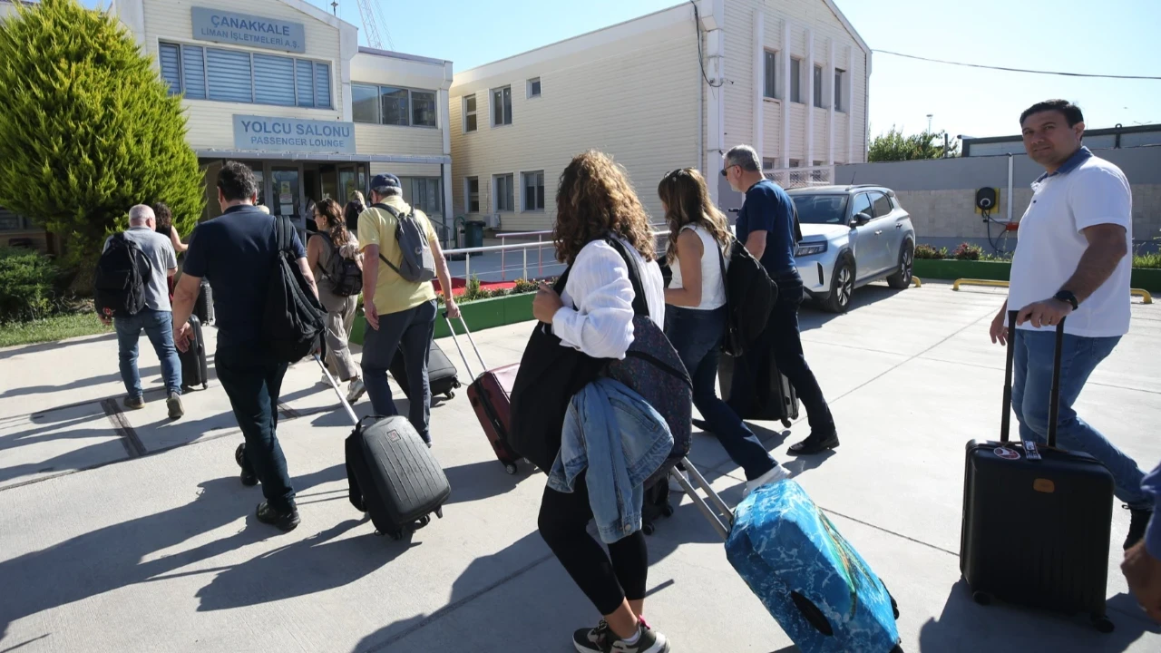 Çanakkale ile Yunan adası Limni arasında feribot dönemi başladı