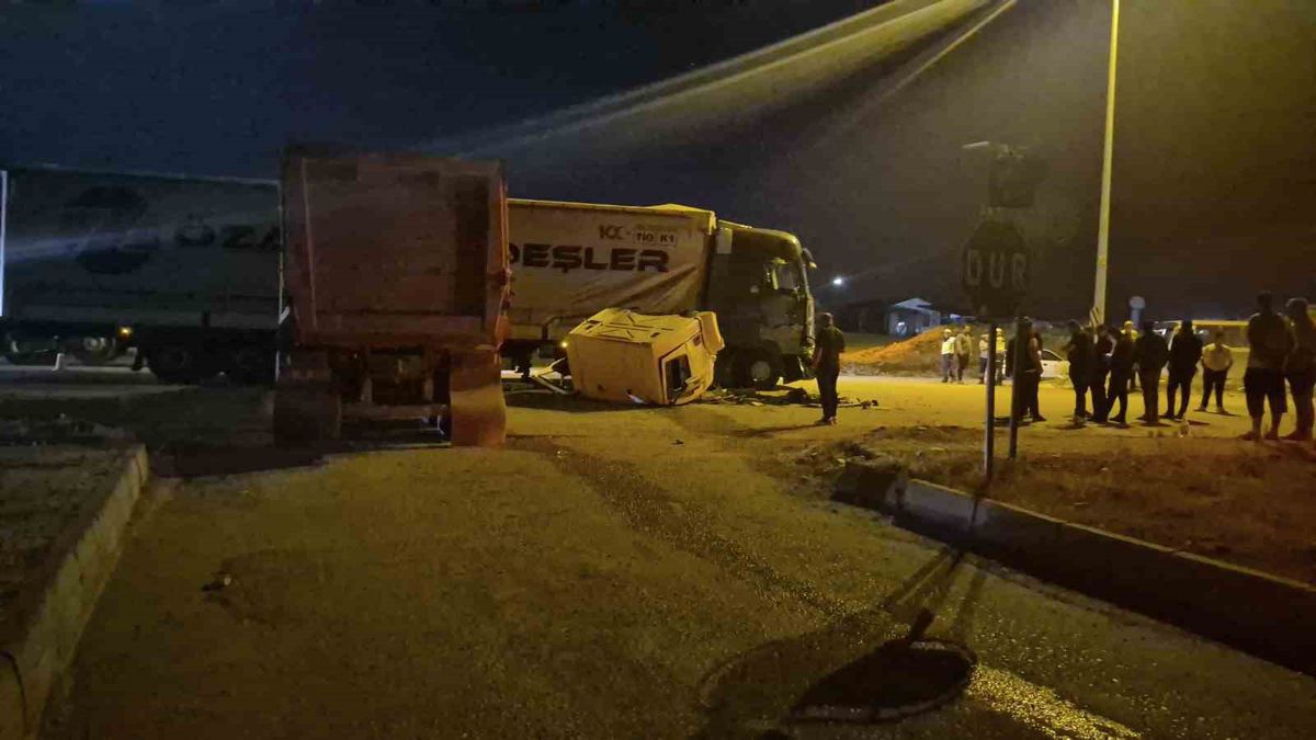 Sincan'da hafriyat kamyonu tıra çarptı: 1 yaralı