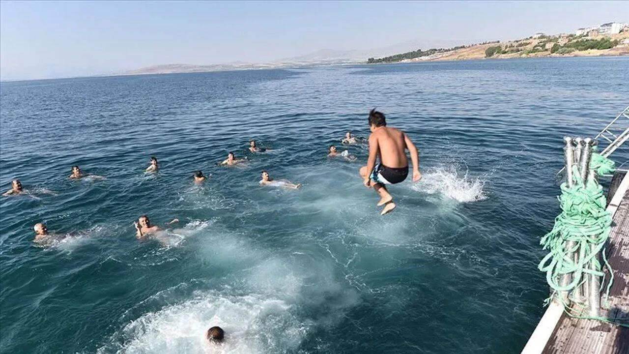 Van Gölü'nde tedbirler: Vatandaşlar uyarıldı