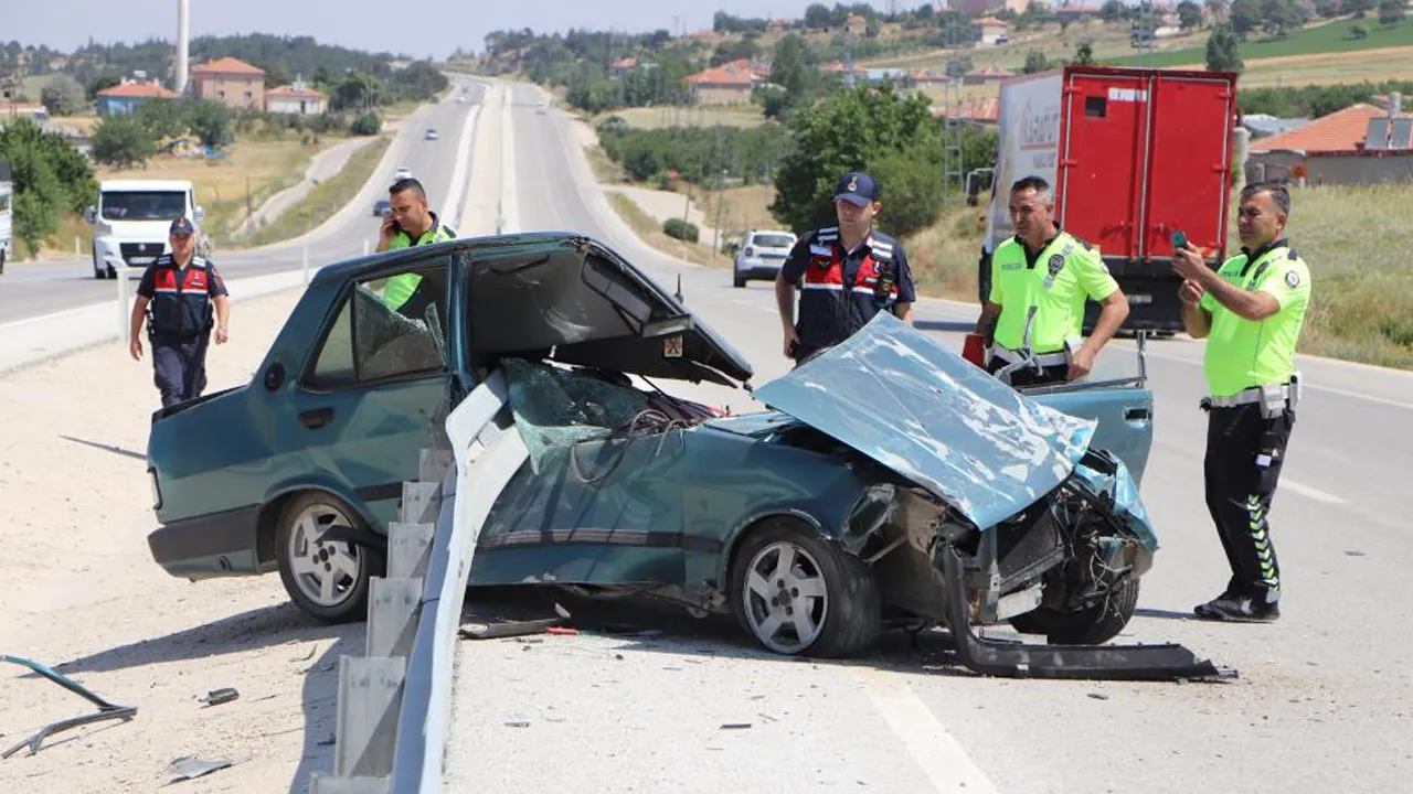 Bariyer ok gibi saplandı, feci kazada araçtan sağ çıktı
