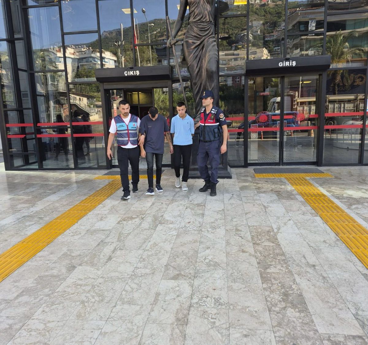 Ayakkabı ve Döviz Hırsızları Tutuklandı