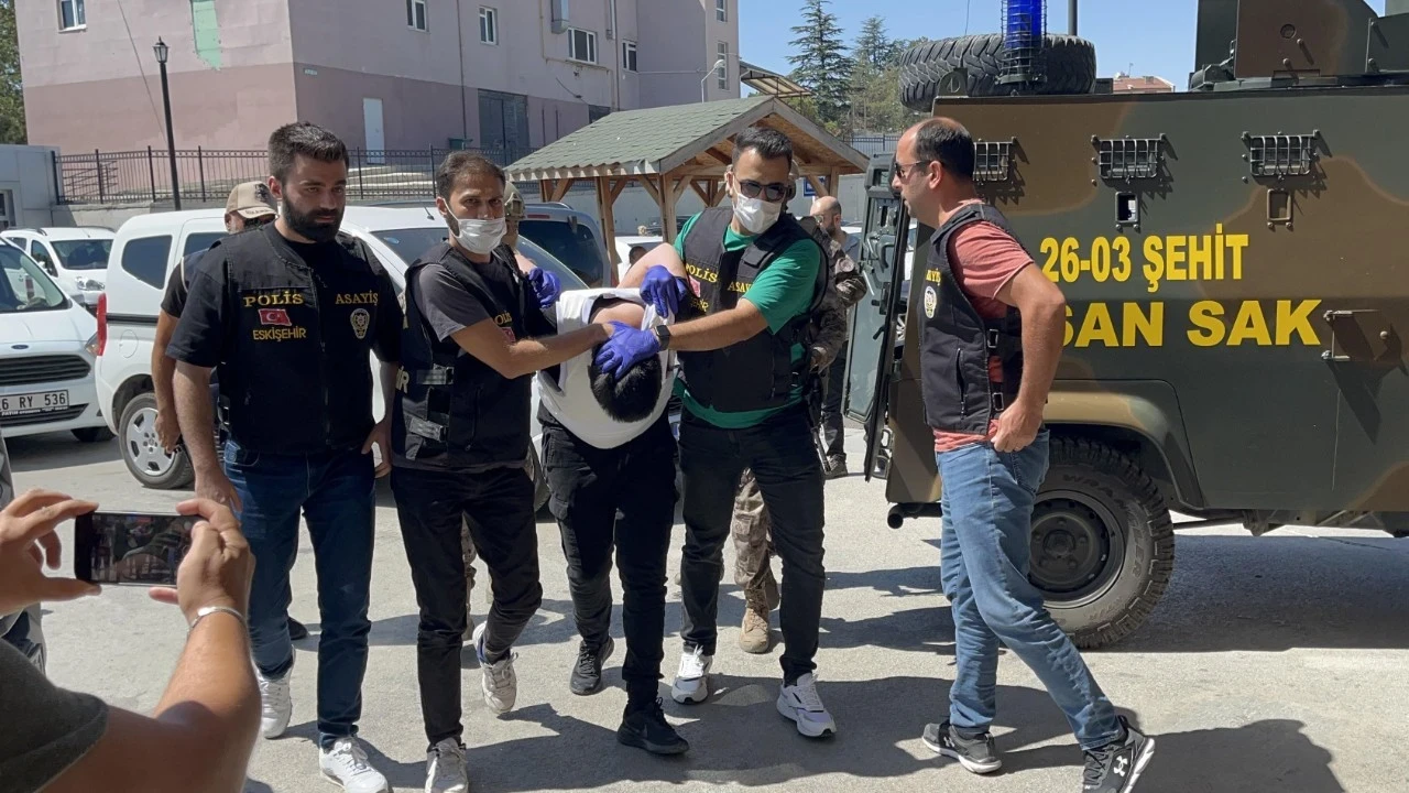 Eskişehir'de canlı yayın açıp sokakta 5 kişiyi bıçaklamıştı! Cezaevinde intihar etti