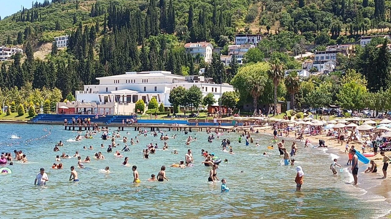 Zonguldak ve Kocaeli'de sıcak havadan bunalanlar plajlara akın etti