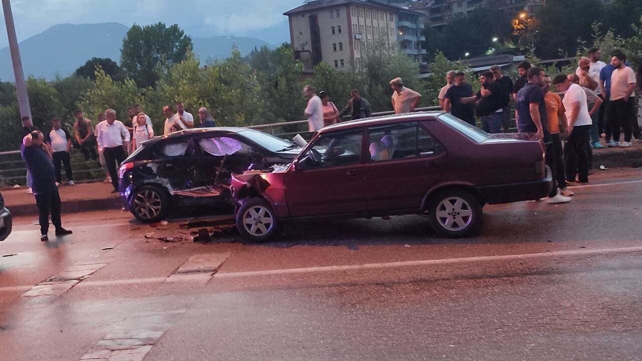 Karabük'te iki otomobil çarpıştı, yaralılar hastaneye kaldırıldı