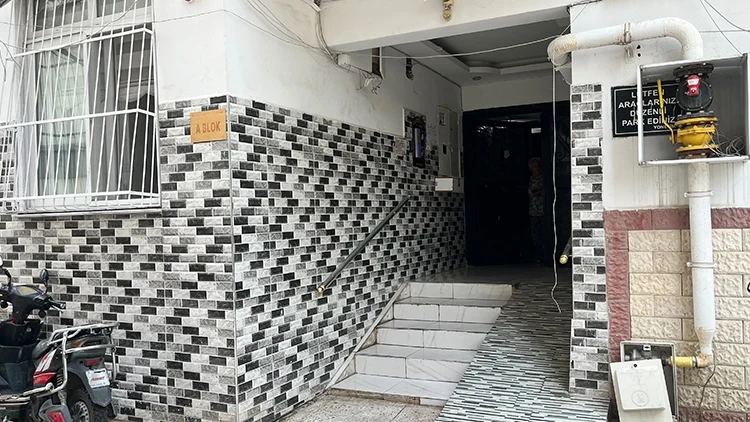 Adana'da korkunç olay! Tartıştığı eşinin başına çekiçle vurup boğazından bıçakladı