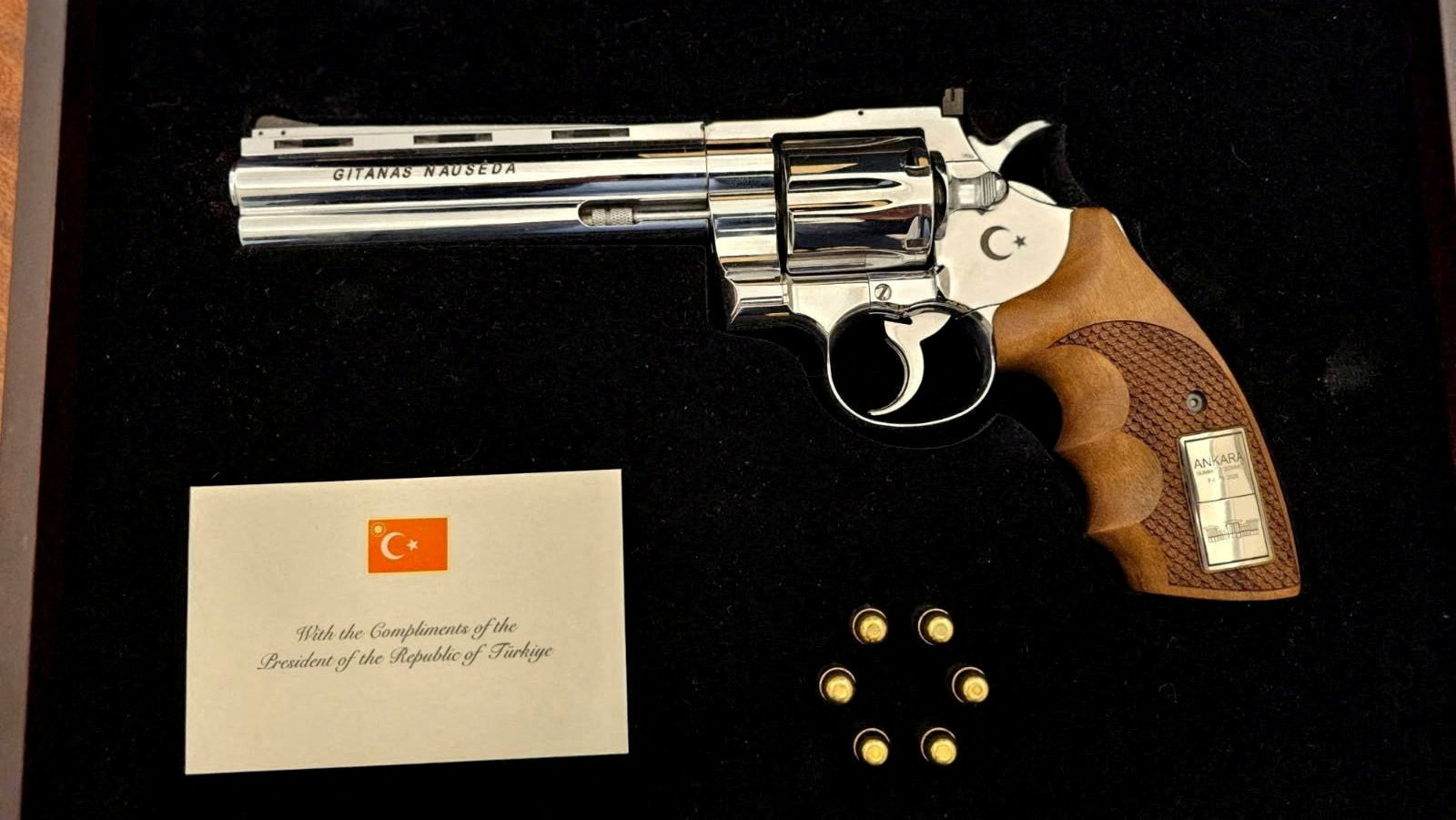 İlk gerçek fotoğraf ortaya çıktı, işte çok konuşulan silah. Cumhurbaşkanı Erdoğan'dan NATO liderlerine revolver hediyesi