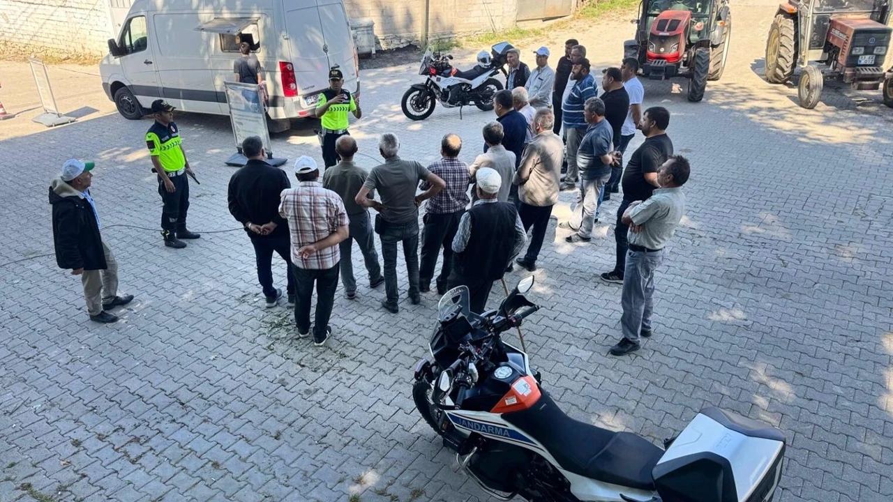 Bilecik’te jandarmadan traktör muayenesine gelen sürücülere eğitim