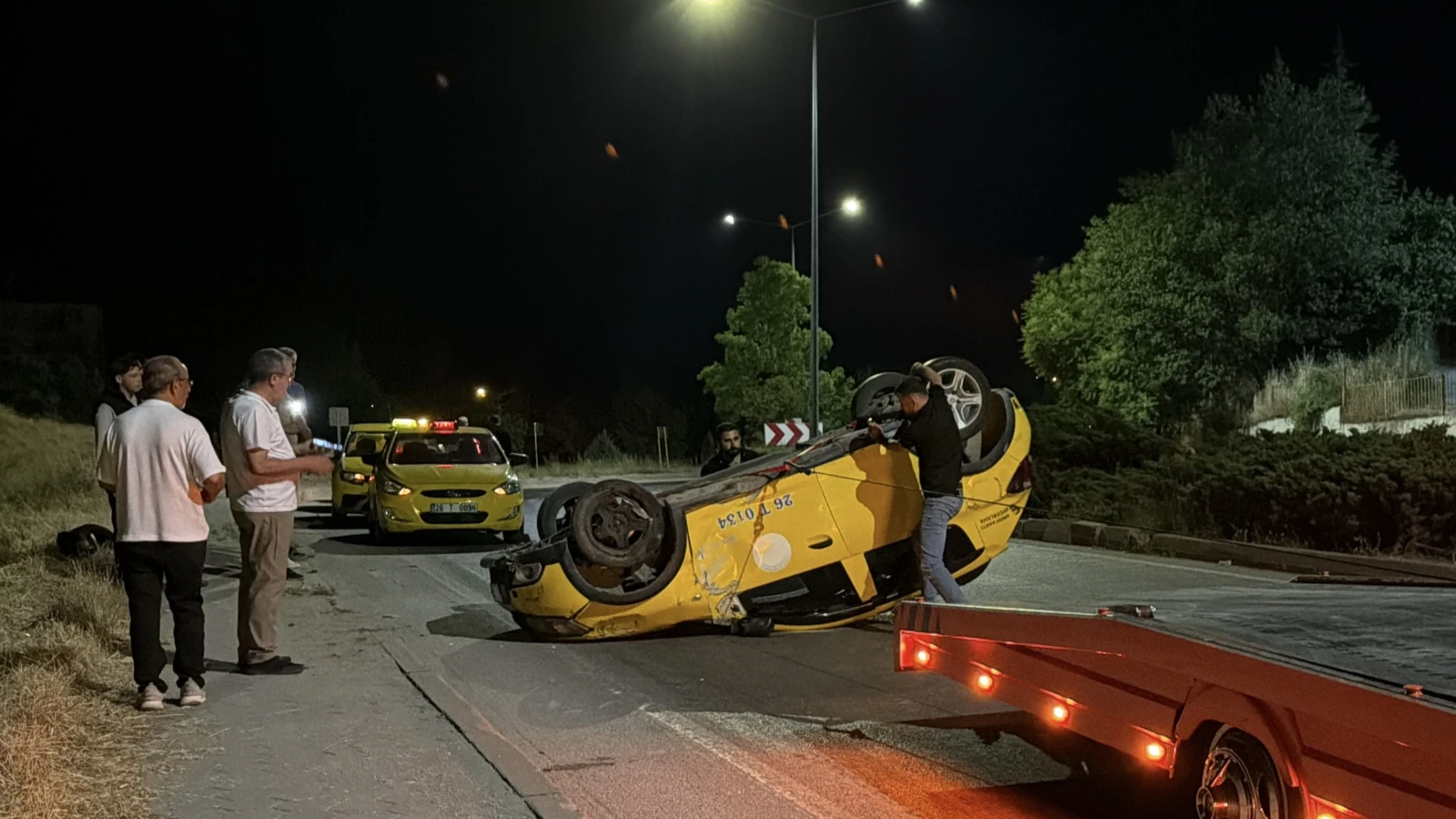 Eskişehir'de takla atan taksideki 2 yolcu yaralandı