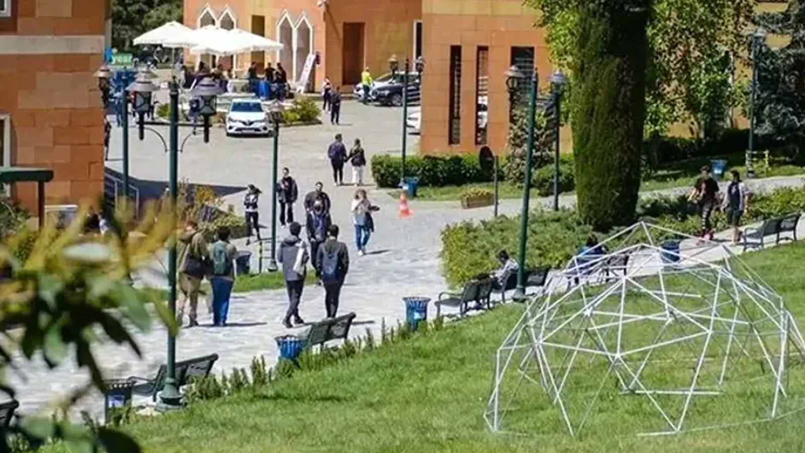 Yeditepe Üniversitesi'nden 'ayet yazılı pankart'ın kapatılmasına ilişkin açıklama