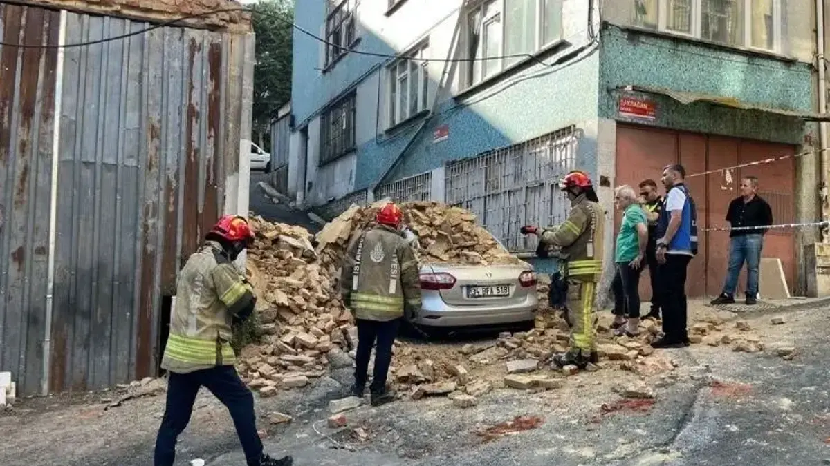 Beyoğlu’nda 2 katlı bina çöktü