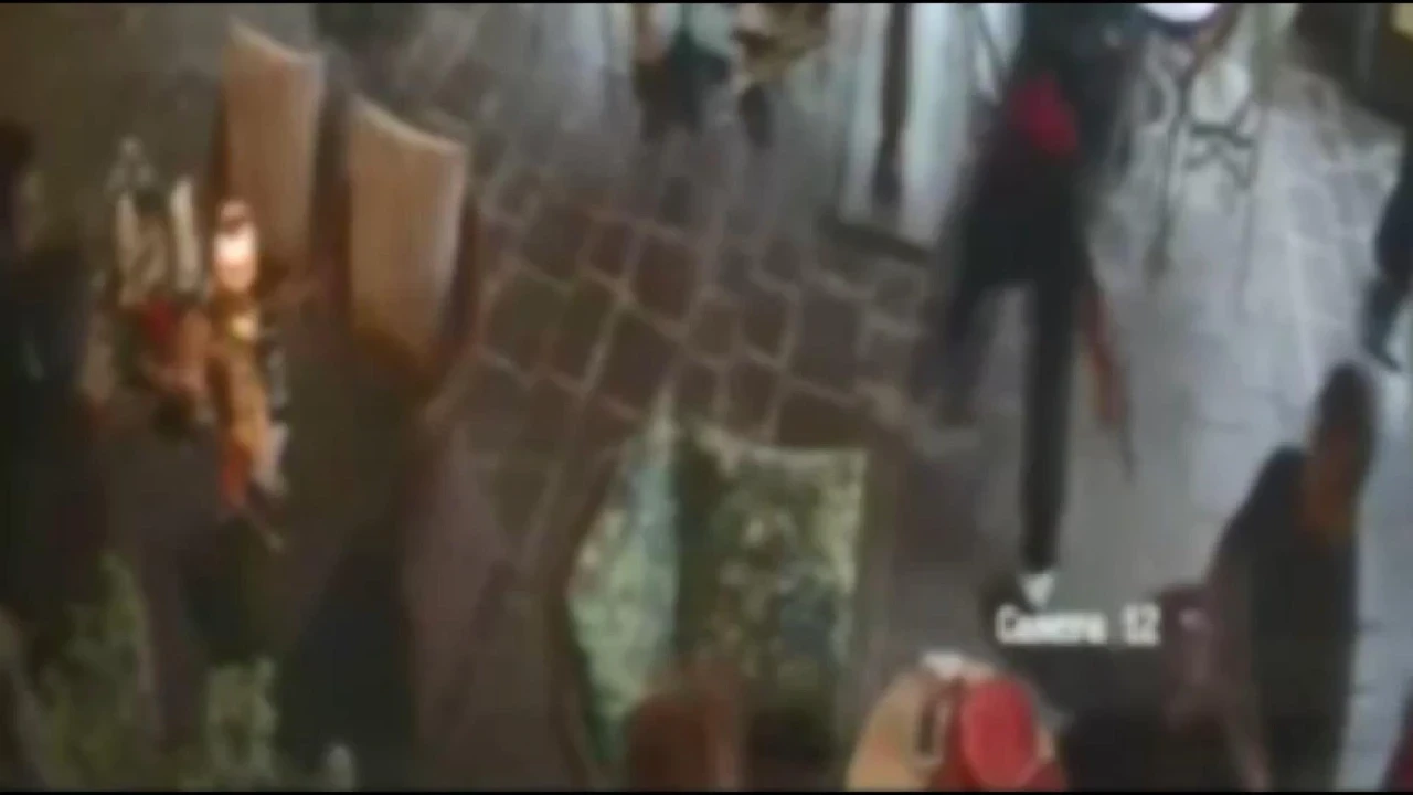 Çocuk yaştaki saldırgan AVM'de vurdu