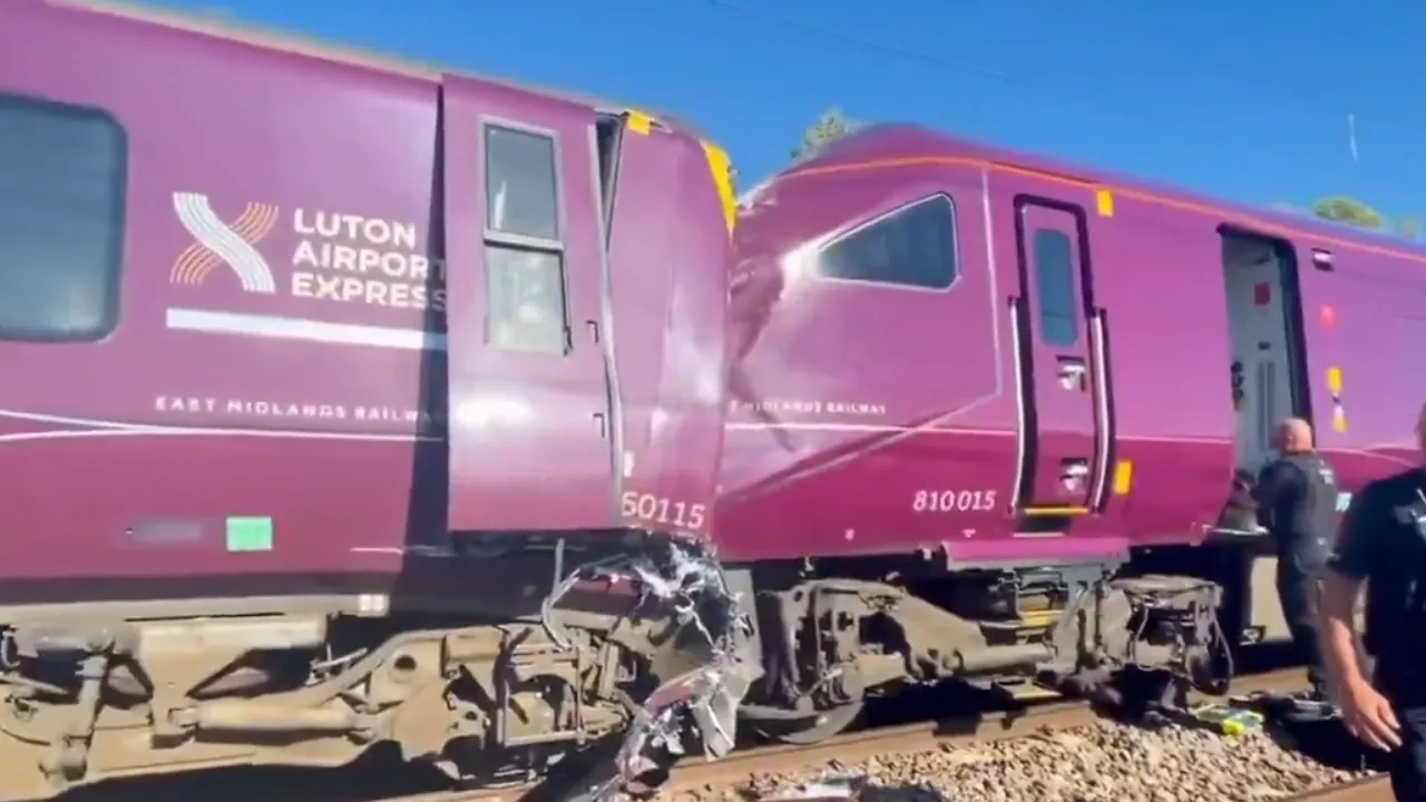 İngiltere'de iki yolcu treni birbirine girdi! Bir ölü, çok sayıda yaralı var