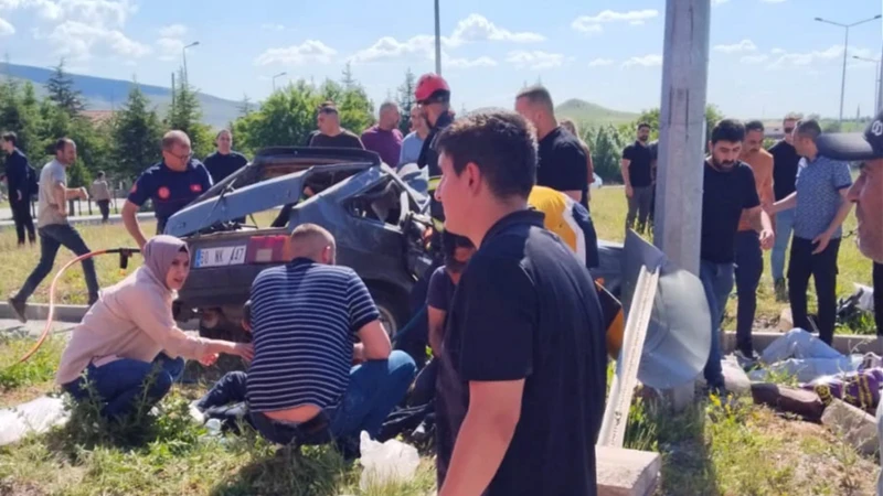 Kayseri'de iki otomobil çarpıştı: Üç kişi öldü, beş kişi yaralandı