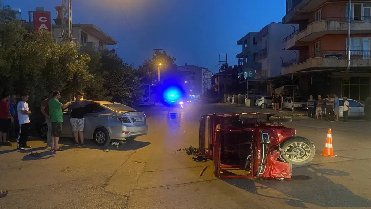 Üç tekerli elektrikli motosiklet otomobille çarpıştı: 4 yaralı