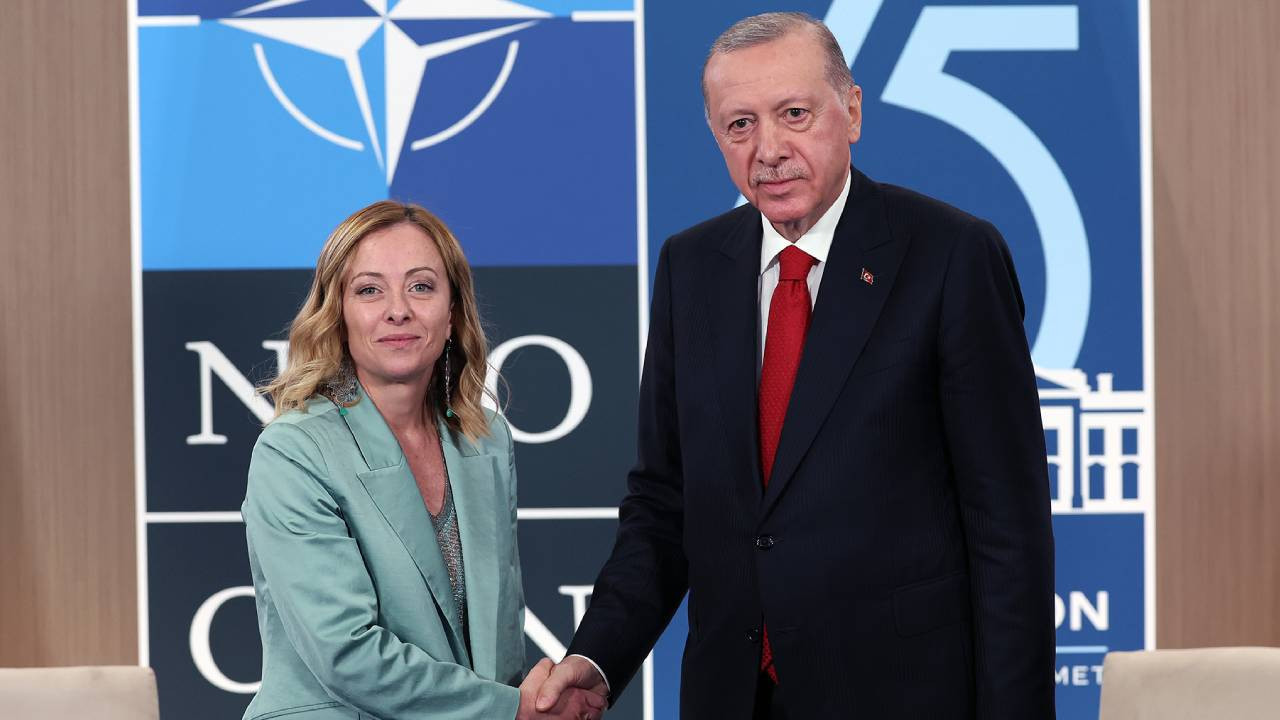 Erdoğan'ın Meloni'nin sigarayı bırakmasına ilk yorum
