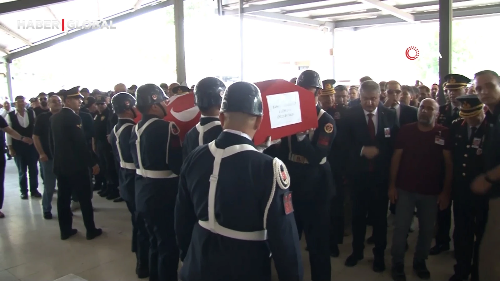 Şehit babası yürekleri dağladı, oğlunun tabutuna koşup öptü