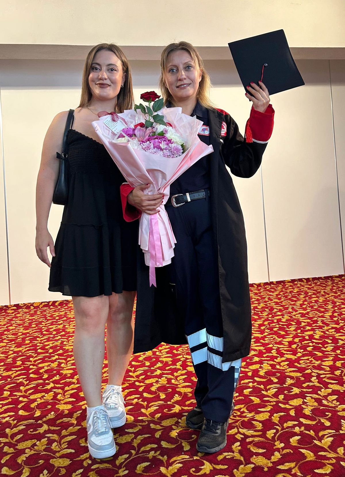 Çocukluk hayalini kızı ile yaşayıp, üniversiteden mezun oldu