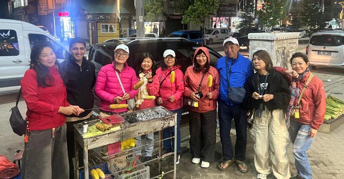 Yüksekova'da Taylandlı turistlere közde mısır ikramı yapıldı
