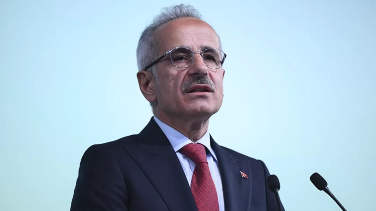 Hürmüz'de mahsur kalan gemilerde kaç Türk var? Bakan Uraloğlu açıkladı