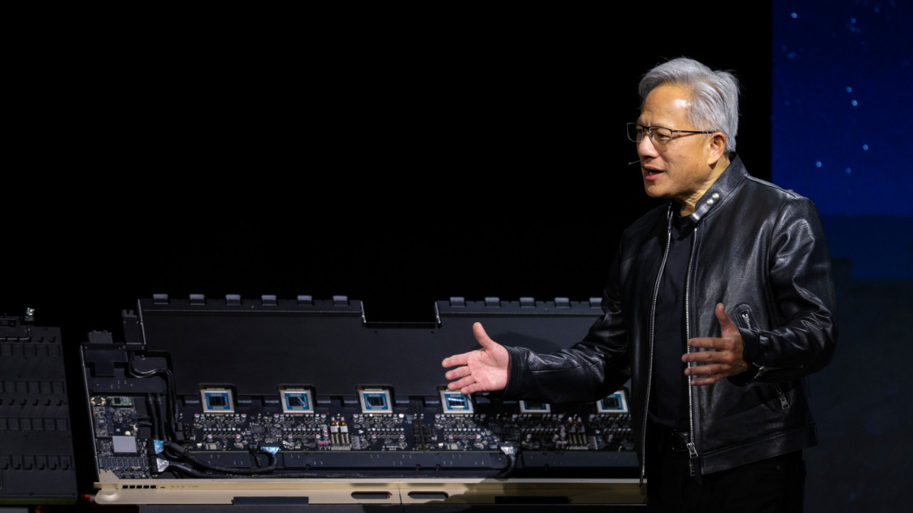 Nvidia CEO'su Huang'ın ikonik ceketi 960 bin dolar alıcı buldu