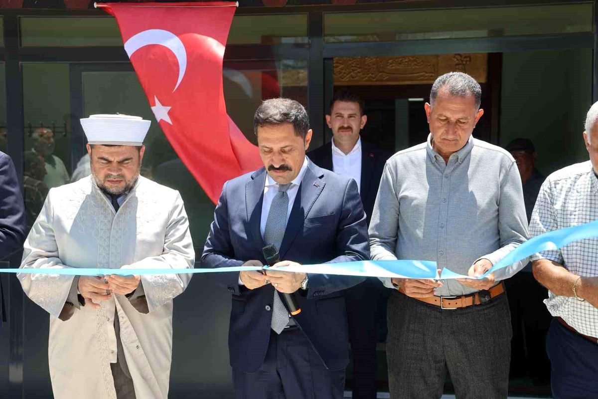 Depremin ardından inşa edilen 130'uncu cami dualarla ibadete açıldı
