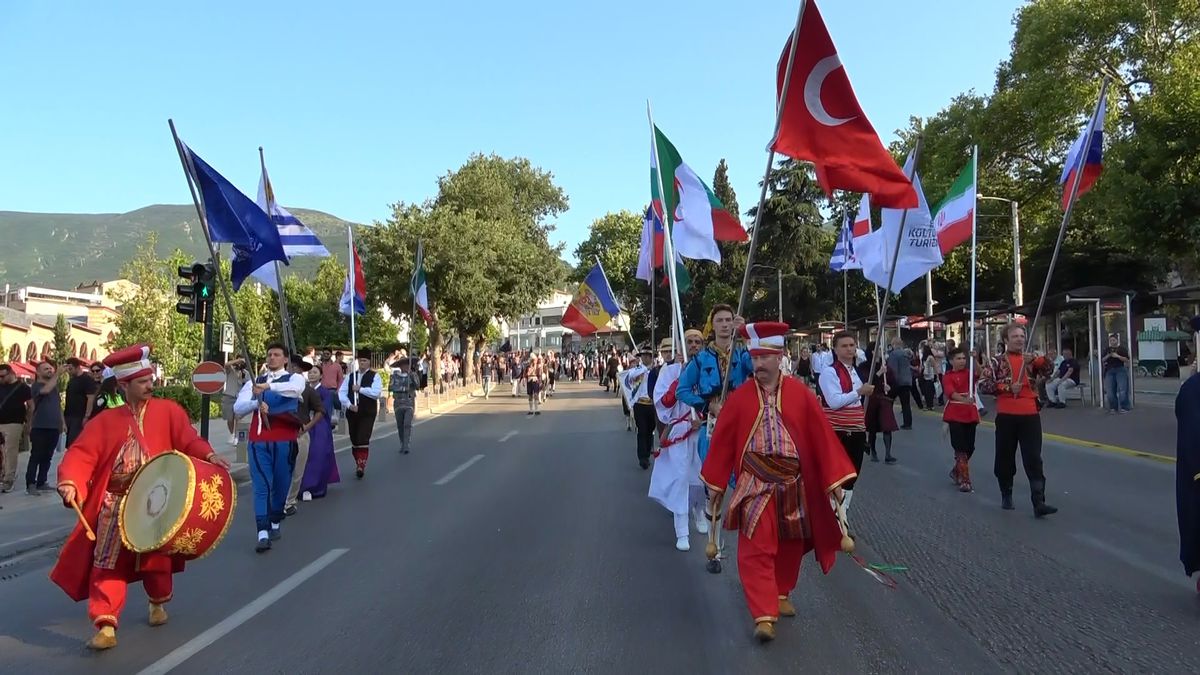 Bursa'da 38'inci Uluslararası Altın Karagöz Halk Dansları Yarışması başladı