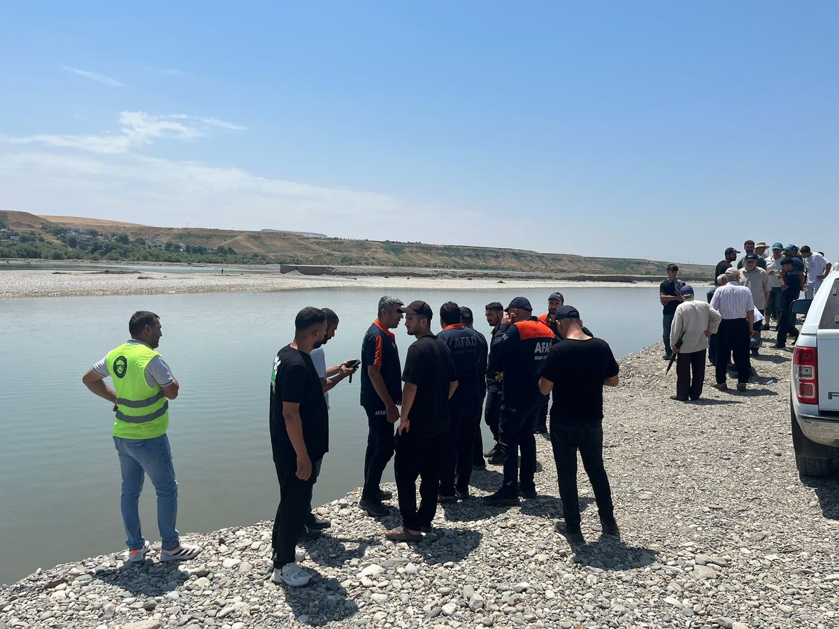 Serinlemek için girdiği çayda kayboldu