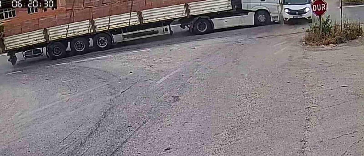 Kameralara yansıyan kaza ucuz atlatıldı: Tır, yola kayan kamyonete çarptı