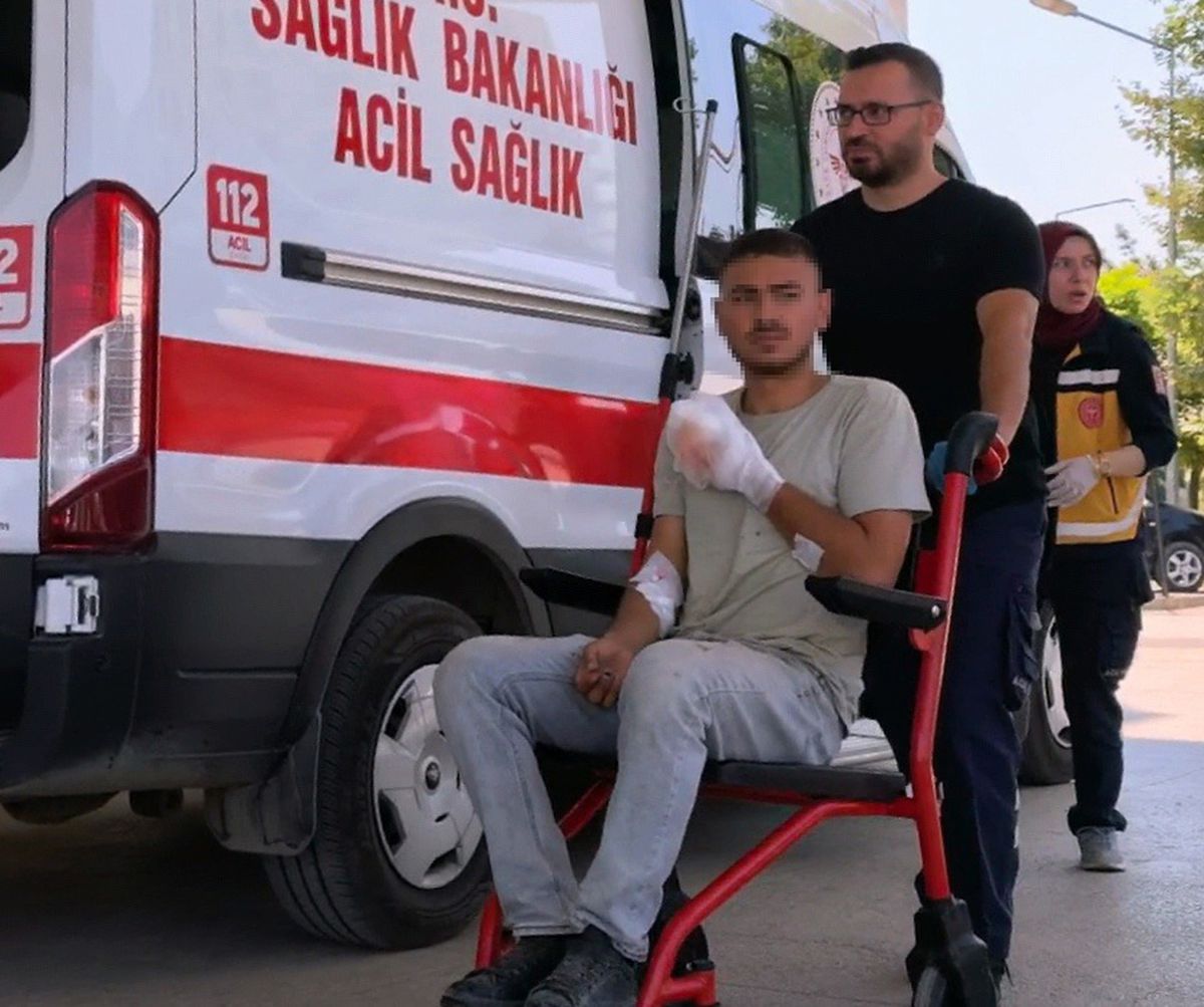 Domaniç'teki inşatta testereyle parmaklarını kesen işçi, tedavi için Bursa'ya getirildi