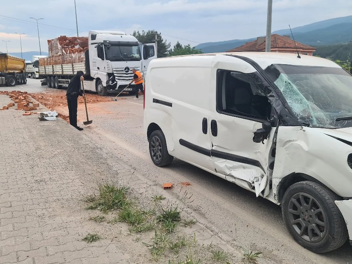 Karabük’te tır ile kamyonet çarpıştı: Facia kıl payı atlatıldı
