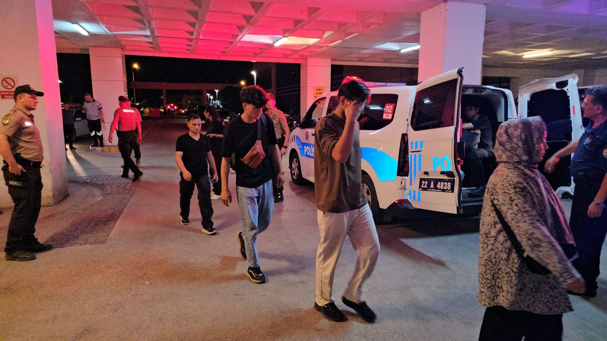 Edirne'de durdurulan minibüste 24 kaçak göçmen ele geçirildi