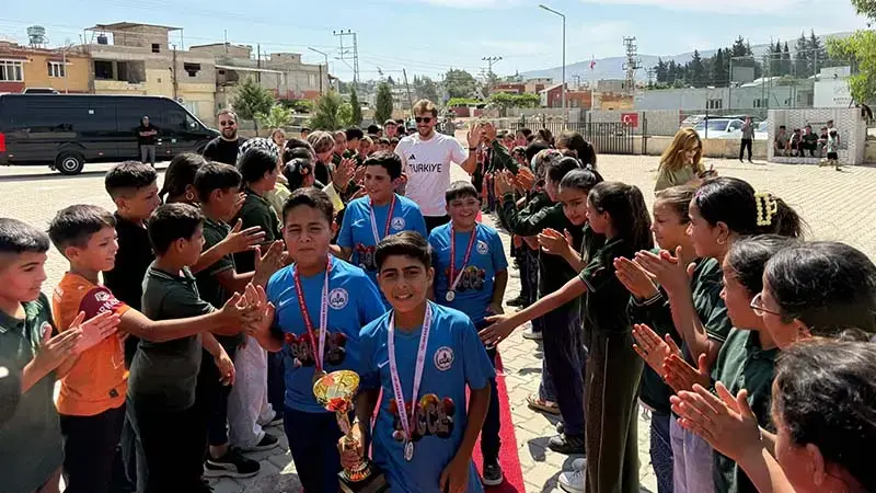 Bocce bowlingde derece yapan öğrencilere kırmızı halıda karşılama