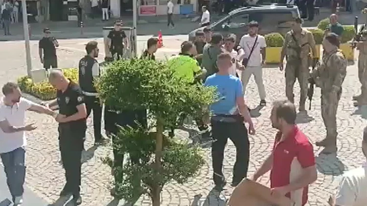 Bursa Adliyesi yakınında kavga: Yaralılar var! 5 kişi gözaltına alındı