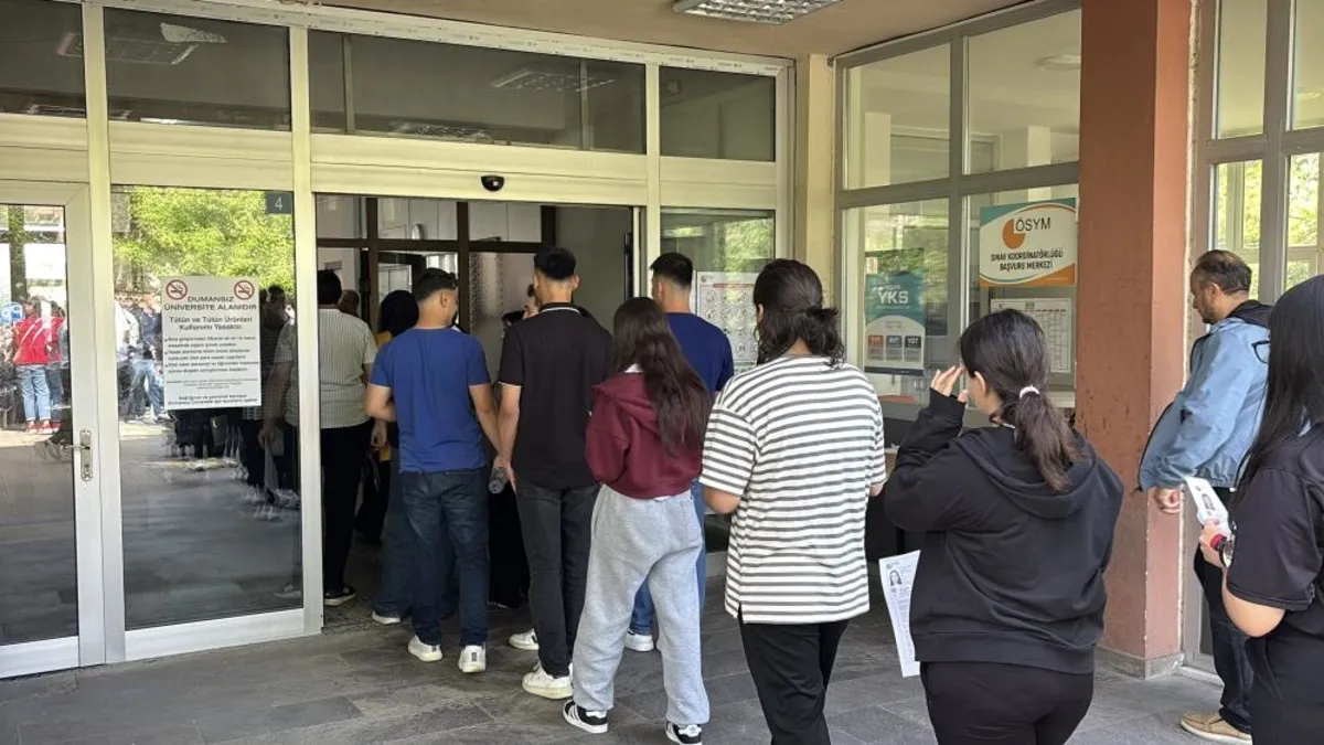 YKS öncesi öğrencilerin büyük heyecanı: Kimisi kimliğini unuttu, kimisi Türkiye maçına kızdı!