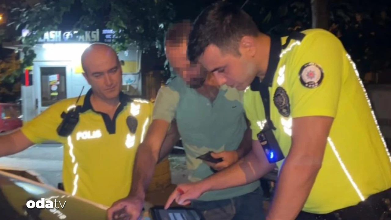 Polislerin yanına alkollü geldi, kameraya şarkı söyledi