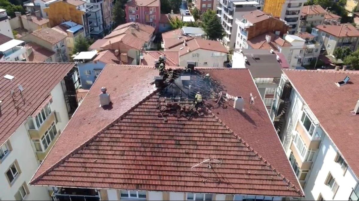 Kütahya'da yıldırım düşen çatıda yangın çıktı