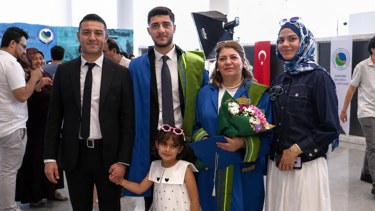 Azmin zaferi! 54 yaşında oğluyla aynı üniversiteden mezun oldu