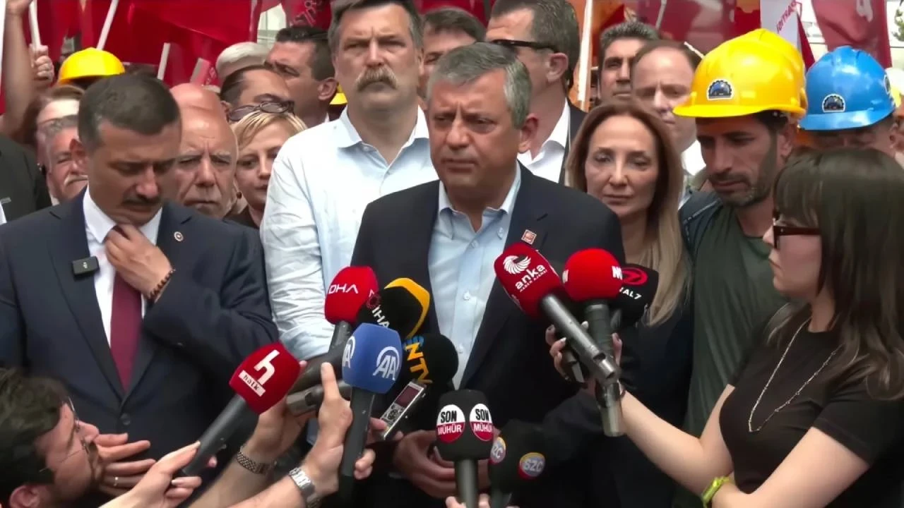 Özgür Özel madencilerin eyleminde; 'Yıldızlar Holding devletten teşvik alıyor ama madencinin parasını ödemiyor'