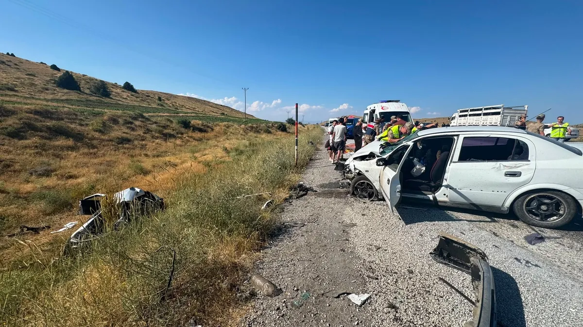 İki otomobilin çarpıştığı kazada 2'si ağır 6 kişi yaralandı