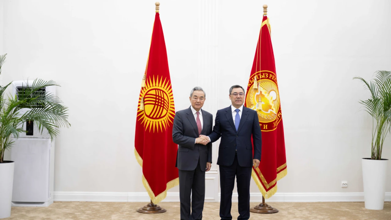 Caparov, Wang Yi'yi kabul etti: 'Çin ile stratejik ortaklık önceliğimiz'