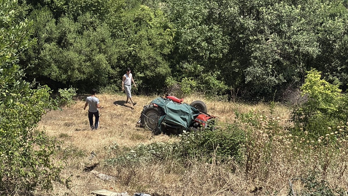 Samsun'da devrilen traktörden atlayan sürücü yaralandı