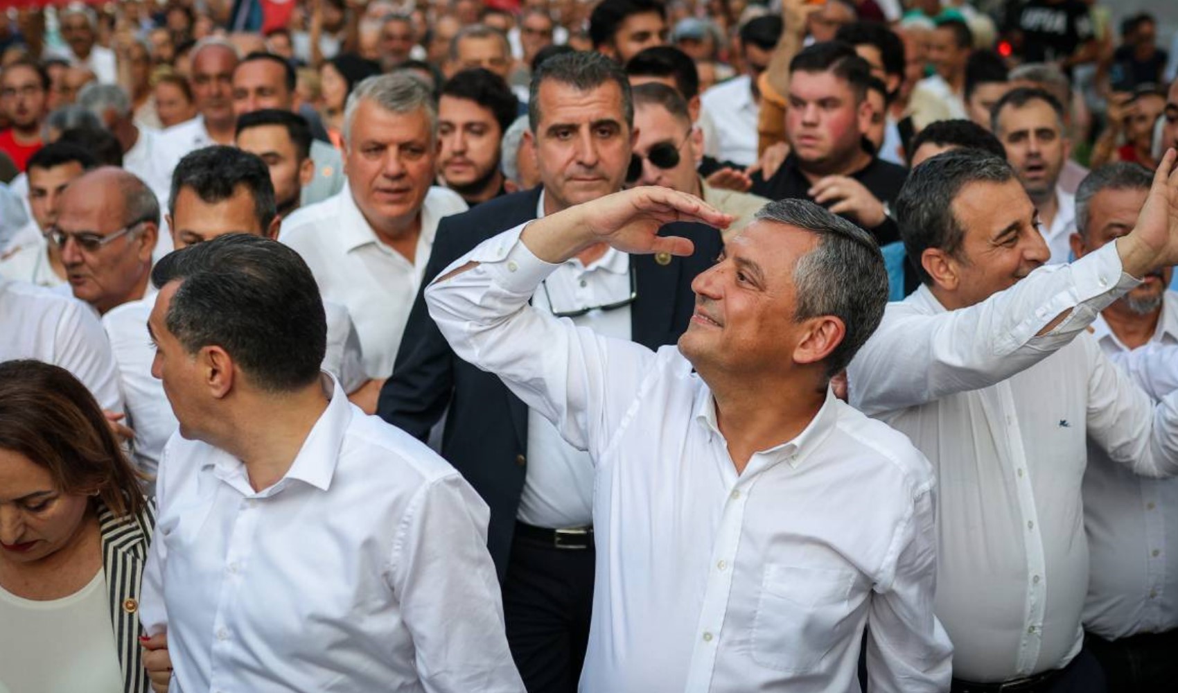 Yaprak dökümü sürüyor: Dört sanatçı CHP’den istifasını duyurdu