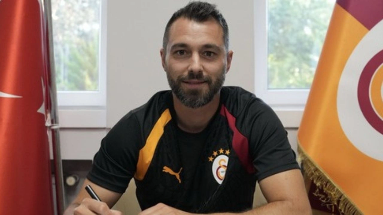 Döndü dolaştı 16 yıl sonra Galatasaray'a geri geldi: İmzayı attı