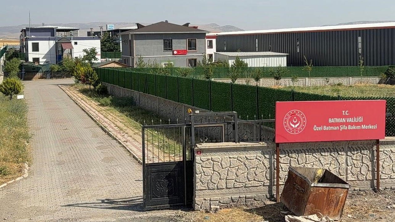 Bakmakla görevli oldukları engelli ve yaşlılara lağım suyu içirmişlerdi! 16 insan müsveddesi tutuklandı