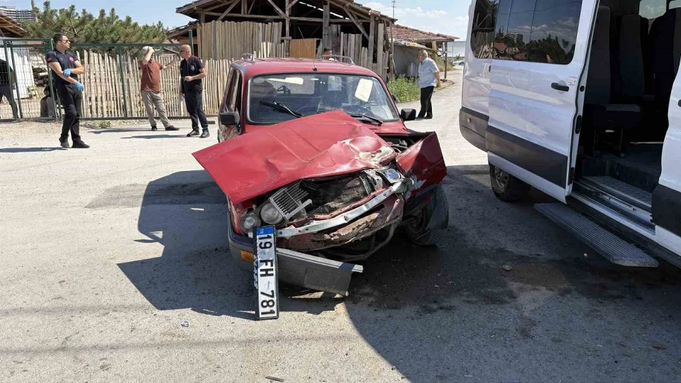 Çorum’da minibüs ile otomobil çarpıştı: İki yaralı