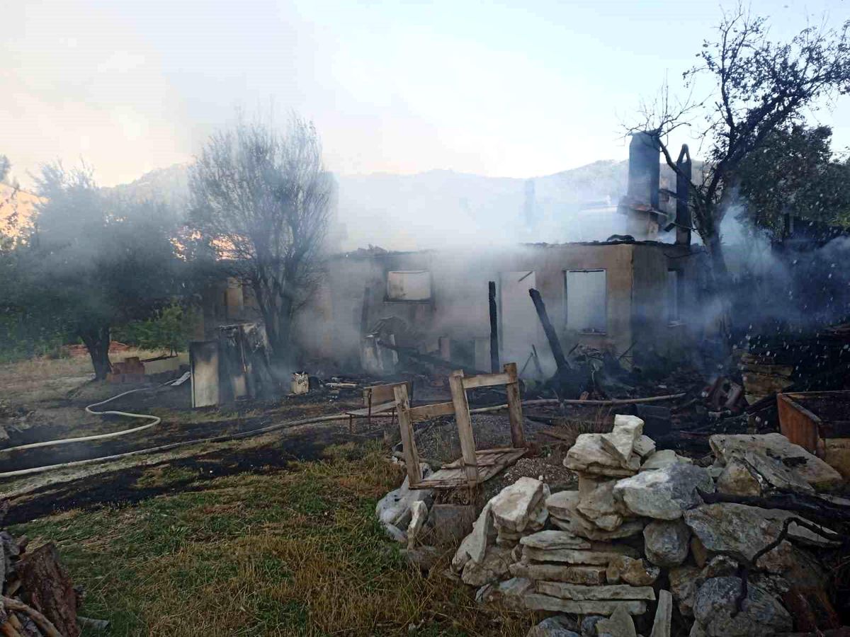 Tek katlı ev yangın sonrası harabeye döndü