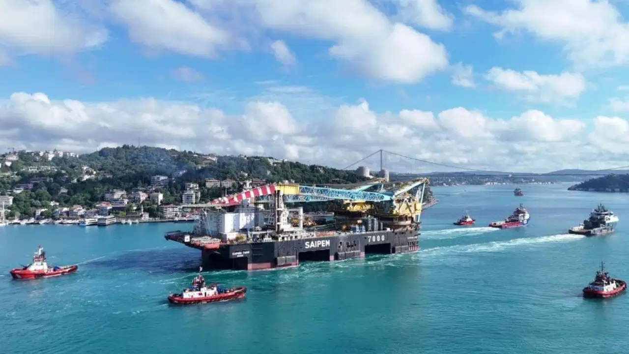 İstanbul Boğazı’ndan geçen dev vinç gemisi havadan görüntülendi