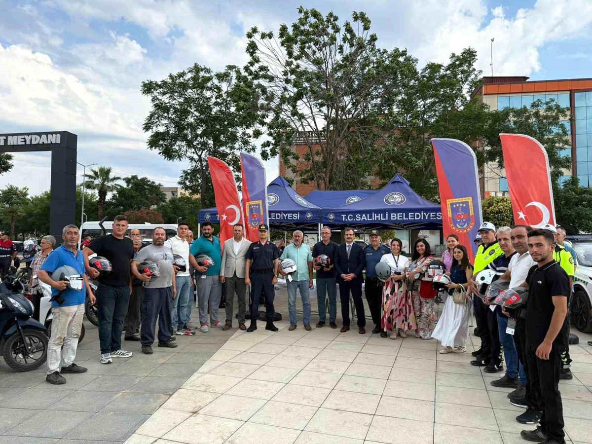 Salihli'de motosiklet sürücülerine kask dağıtıldı