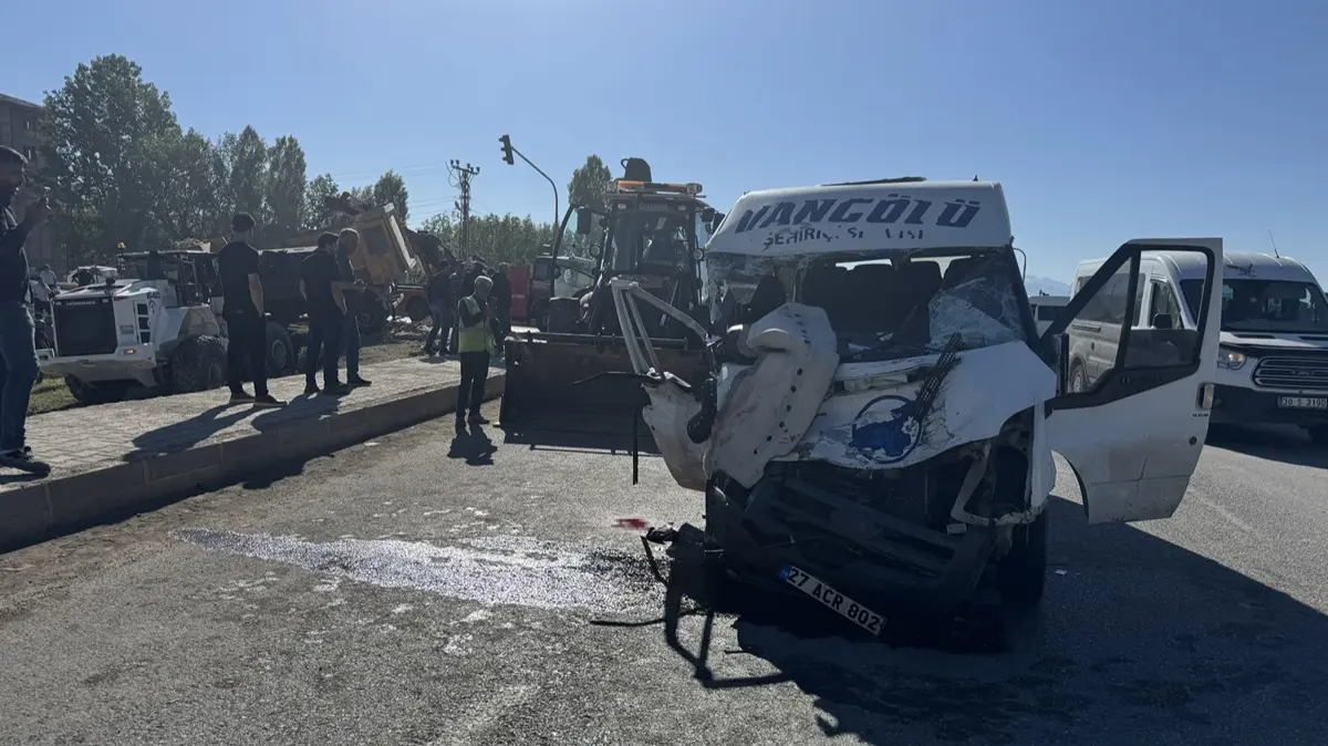Kamyon ile minibüs çarpıştı: Ölü ve yaralılar var